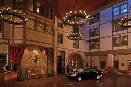 阿什维尔奥托格拉夫系列阿什维尔波西米亚大酒店的停在建筑前的带吊灯的汽车