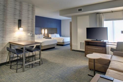 椰子溪Residence Inn Fort Lauderdale Coconut Creek的酒店客房设有两张床和电视。