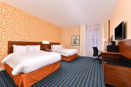 奥尔巴尼基恩市中心万豪费尔菲尔德酒店的酒店客房设有两张床和一台平面电视。
