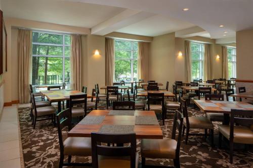 兀兰伍德兰水道万豪会议酒店 的餐厅设有桌椅和窗户。