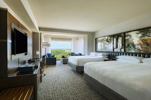 兀兰伍德兰水道万豪会议酒店 的酒店客房设有两张床和一台平面电视。