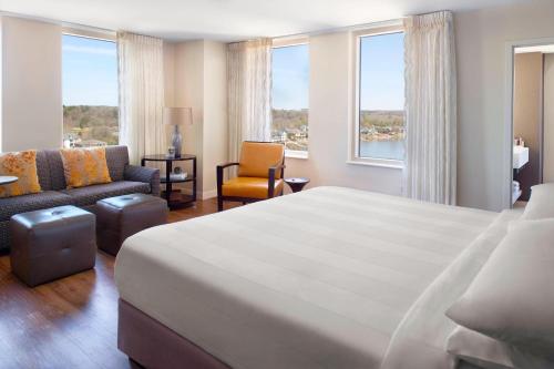 奥古斯塔Augusta Marriott at the Convention Center的酒店客房设有一张大床和一张沙发。