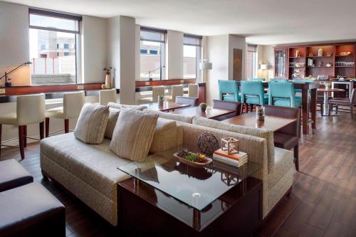 奥古斯塔Augusta Marriott at the Convention Center的客厅配有沙发和桌子