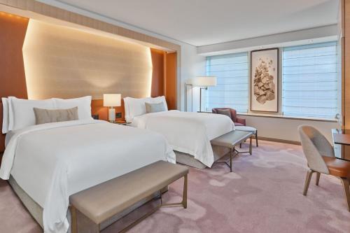 旧金山The St. Regis San Francisco的酒店客房配有两张床和一张书桌