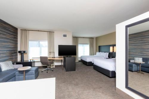 印第安纳波利斯Residence Inn by Marriott Indianapolis South/Greenwood的酒店客房配有两张床和一张书桌