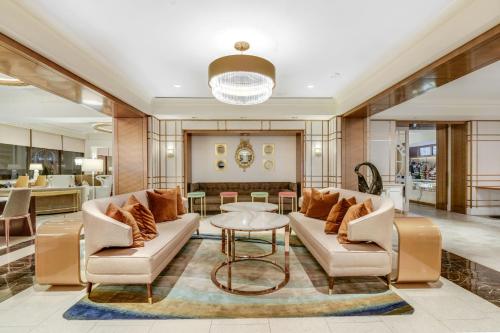 华盛顿麦迪逊希尔顿酒店的客厅配有两张沙发和一张桌子
