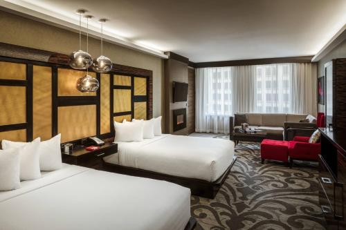 克利夫兰第9街大都会品牌系列酒店的酒店客房带两张床和一个客厅