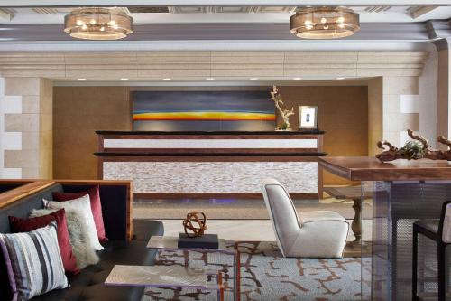 罗切斯特罗彻斯特机场万豪酒店的客厅配有钢琴和桌子