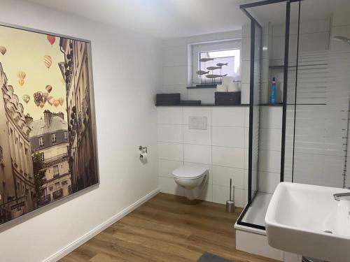 卡塞尔Klein aber oho! Neues Apartment in Stadt- und Fuldanähe的白色的浴室设有卫生间和水槽。
