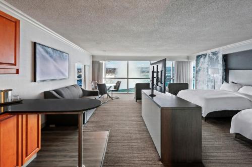 尼亚加拉瀑布尼亚加拉瀑布万豪酒店的酒店客房设有一间带一张床和一张书桌的卧室