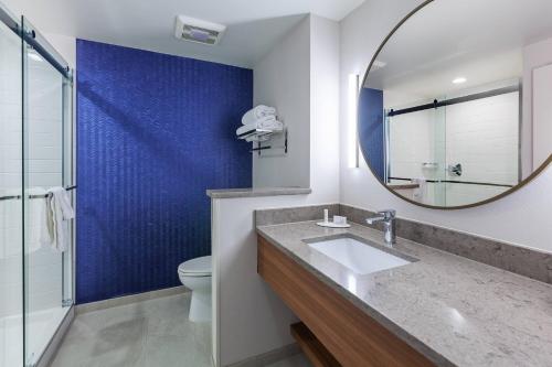 卡图萨Fairfield Inn & Suites by Marriott Tulsa Catoosa的一间带水槽和镜子的浴室