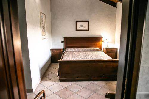 圣斯泰法诺贝尔博Cadgal - Tenuta Valdivilla的一间卧室,卧室内配有一张木床