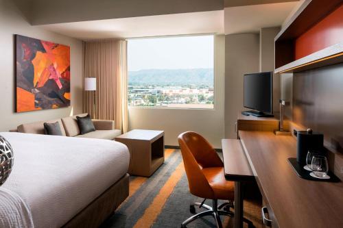 凤凰城凤凰城市中心万怡酒店 的配有一张床和一张书桌的酒店客房