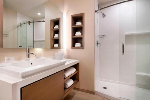 凤凰城凤凰城市中心万怡酒店 的一间带水槽和淋浴的浴室