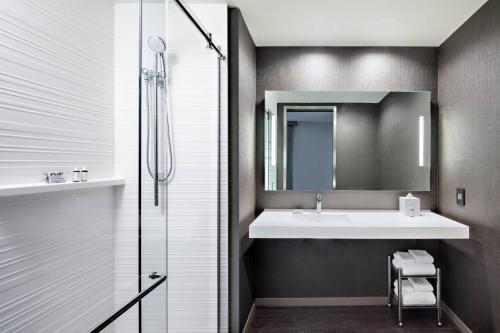 大急流城AC Hotel by Marriott Grand Rapids Downtown的一间带水槽和镜子的浴室
