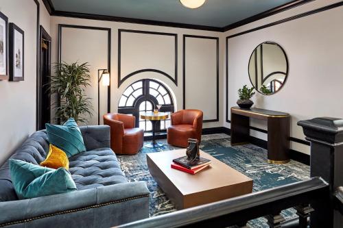 萨克拉门托星辰饭店，万豪傲途格品牌系列的客厅配有沙发和桌子