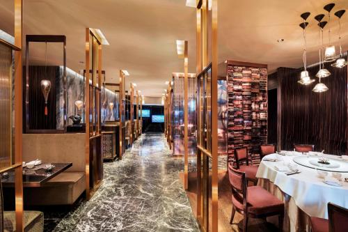 香港香港W酒店的餐厅设有长长的走廊,配有桌椅