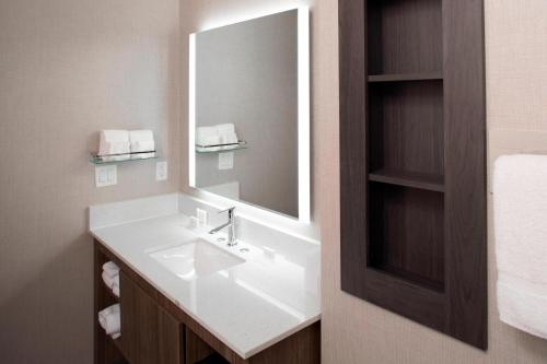 塔尔萨Residence Inn by Marriott Tulsa Downtown的浴室设有白色水槽和镜子