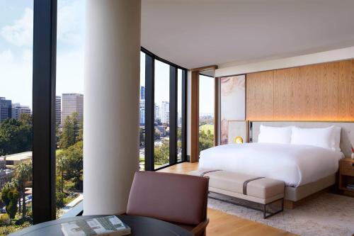 珀斯The Ritz-Carlton, Perth的卧室设有一张白色大床和大窗户