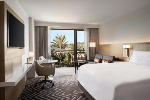 安纳海姆The Westin Anaheim Resort的酒店客房设有一张床和一个阳台。