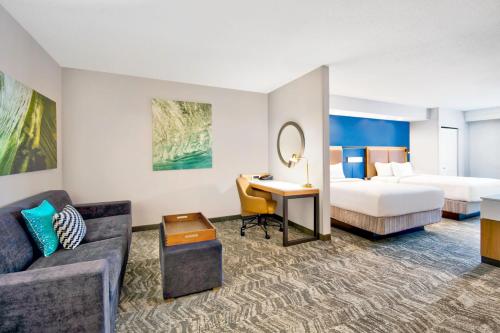 伊利伊利春季山丘套房酒店的配有一张床和一张书桌的酒店客房