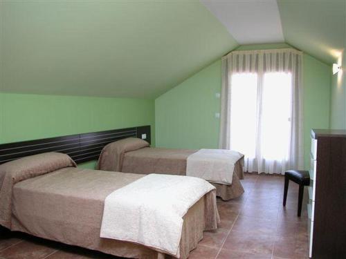 巴斯夸斯巴斯夸斯卡普里舒酒店的带三张床和窗户的客房