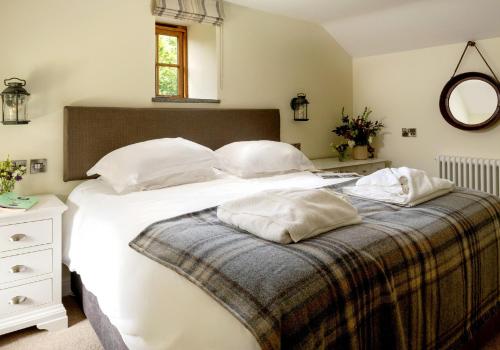 贝图瑟科伊德Glandwr Cottage at Hendre Rhys Gethin的一间卧室配有带白色床单和枕头的床。