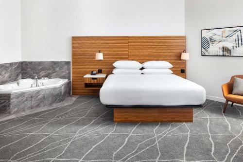 大草原城Delta Hotels by Marriott Grande Prairie Airport的酒店客房配有一张床和浴缸。