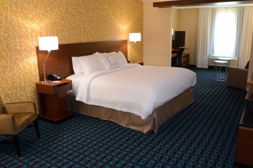 萨默塞特Fairfield Inn & Suites By Marriott Somerset的酒店客房带一张大床和一把椅子