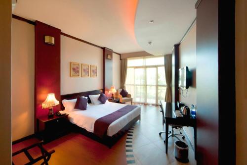 恩德培恩德培万豪Protea酒店的酒店客房设有床和窗户。