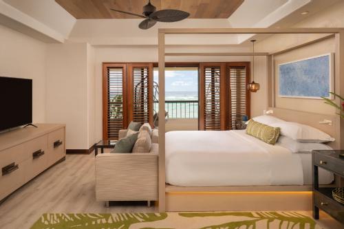 卡帕阿Sheraton Kauai Coconut Beach Resort的一间卧室配有一张大床和电视