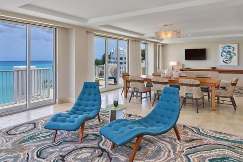 Saint GeorgeThe St. Regis Bermuda Resort的一间带桌椅和海洋的客厅