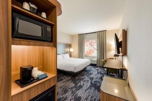 Canal WinchesterFairfield by Marriott Inn & Suites Columbus Canal Winchester的一间酒店客房,配有一张床和一台电视