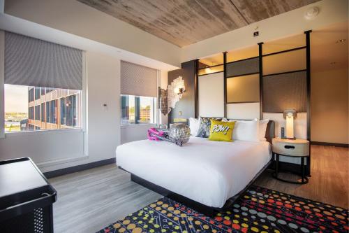 普罗维登斯Aloft Providence Downtown的卧室设有一张白色大床和大窗户