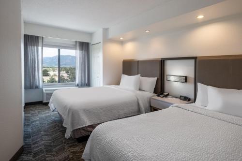科罗拉多斯普林斯科罗拉多斯普林斯南万豪春季山丘套房酒店的酒店客房设有两张床和窗户。