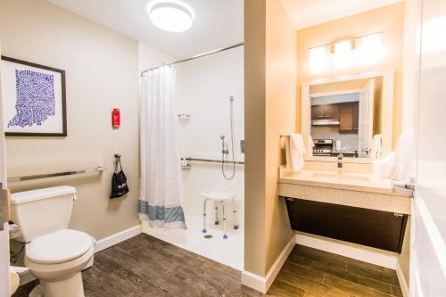 NewburghTownePlace Suites by Marriott Evansville Newburgh的浴室配有卫生间、盥洗盆和淋浴。