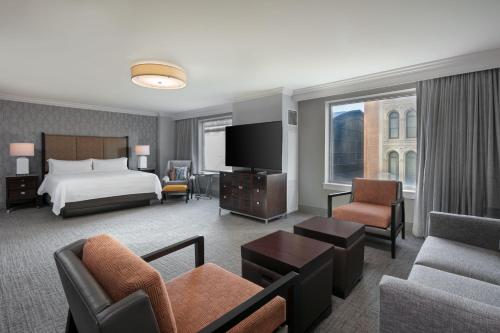 费城费城市中心万豪酒店的酒店客房设有床和客厅。