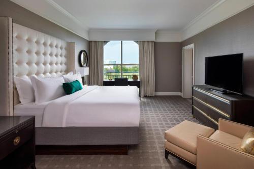 夏洛特夏洛特喜达屋豪华精选度假酒店的一间酒店客房,配有一张大床和一台平面电视