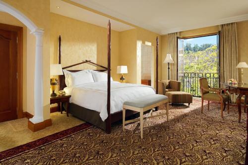 亚的斯亚贝巴Sheraton Addis, a Luxury Collection Hotel, Addis Ababa的酒店客房设有一张床和一个阳台。