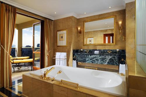 亚的斯亚贝巴Sheraton Addis, a Luxury Collection Hotel, Addis Ababa的一间带浴缸和大镜子的浴室