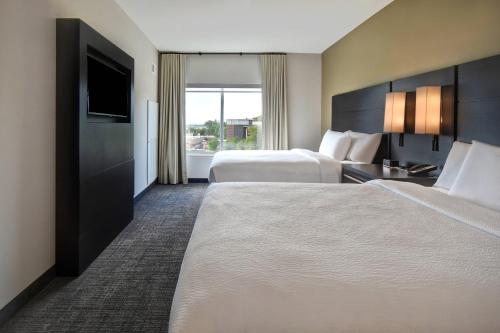 米德尔敦Residence Inn Middletown Goshen的酒店客房设有两张床和一台平面电视。