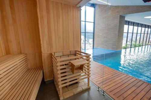 波哥大Acogedor loft en Centro Internacional de Bogotá的一座带小型游泳池的桑拿浴室,位于一座带水的建筑中