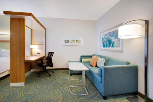 穆雷默里春季山丘套房万豪酒店的酒店客房设有沙发、床和书桌