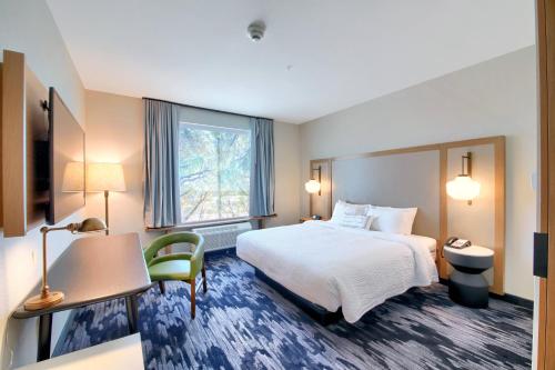 雪松山Fairfield Inn & Suites by Marriott Dallas Cedar Hill的配有一张床、一张书桌和一扇窗户的酒店客房