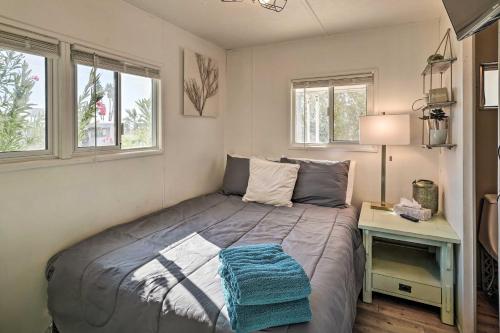 哈瓦苏湖城Cozy Lake Havasu City Getaway with Lake Views!的一间卧室配有一张床和一张带台灯的桌子
