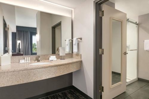 兰开斯特兰开斯特庭院酒店的一间带水槽和镜子的浴室