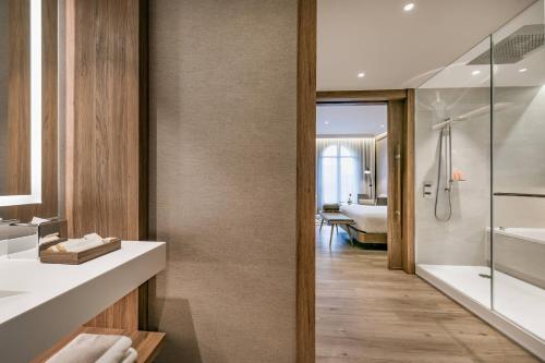马德里圈大街傲途格精选酒店（仅限成人入住）的带浴缸、淋浴和盥洗盆的浴室