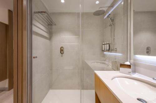 圣朱利安恩因AC Hotel by Marriott Saint-Julien-en-Genevois的带淋浴和盥洗盆的浴室