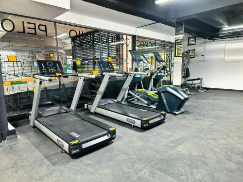墨西哥城Flats Friends Condesa-Pelotari的健身房里设有数台跑步机和机器