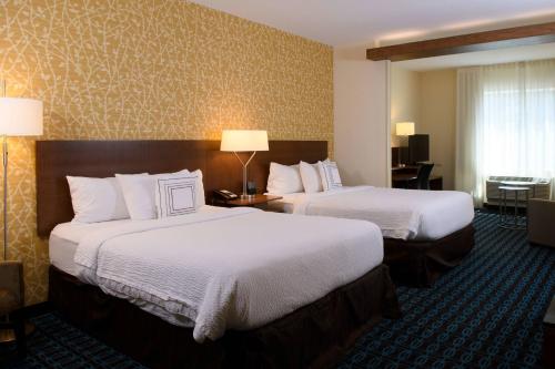 阿什兰Fairfield Inn & Suites by Marriott Richmond Ashland的酒店客房配有两张床和一张书桌